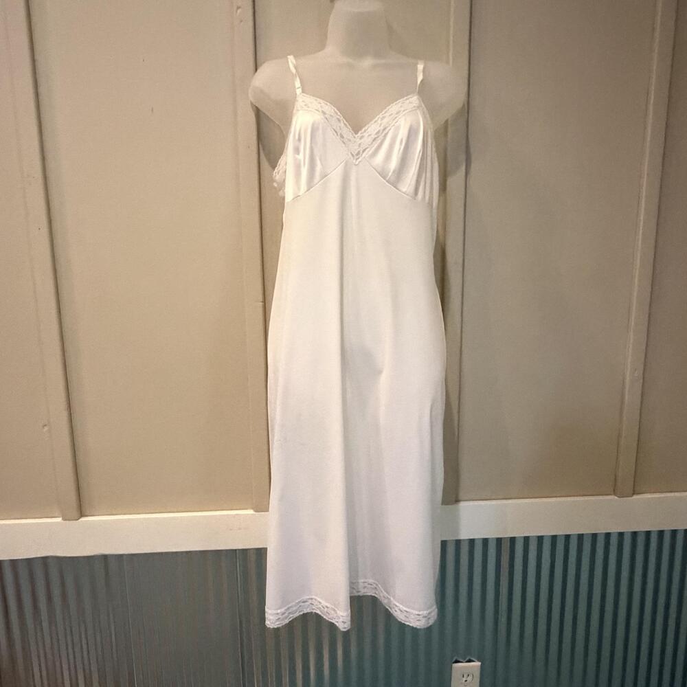 Vanity Fair Full Slip Womens 36 White Satin Lace Trim Adjustable Strap Vintage